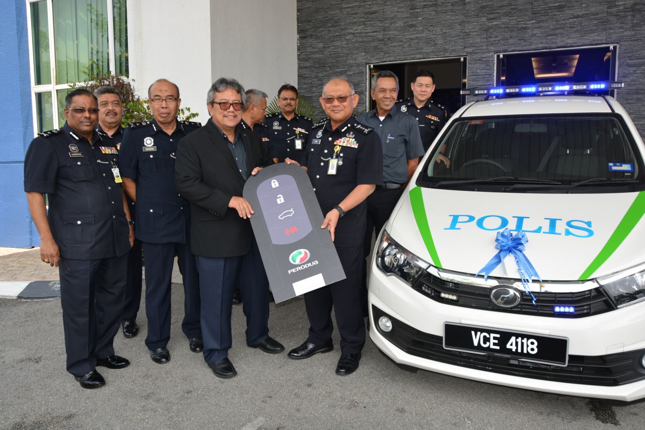 Perodua Sumbang Kereta Peronda Bezza Kepada Polis Selangor 